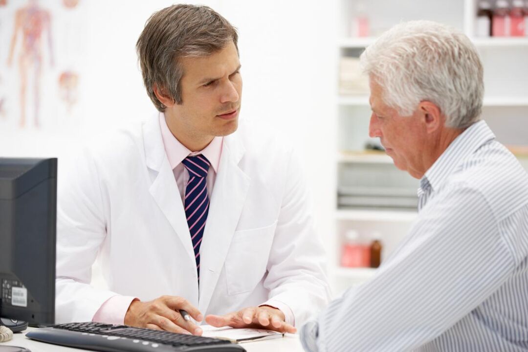 Il medico prescrive al paziente farmaci per la prostatite
